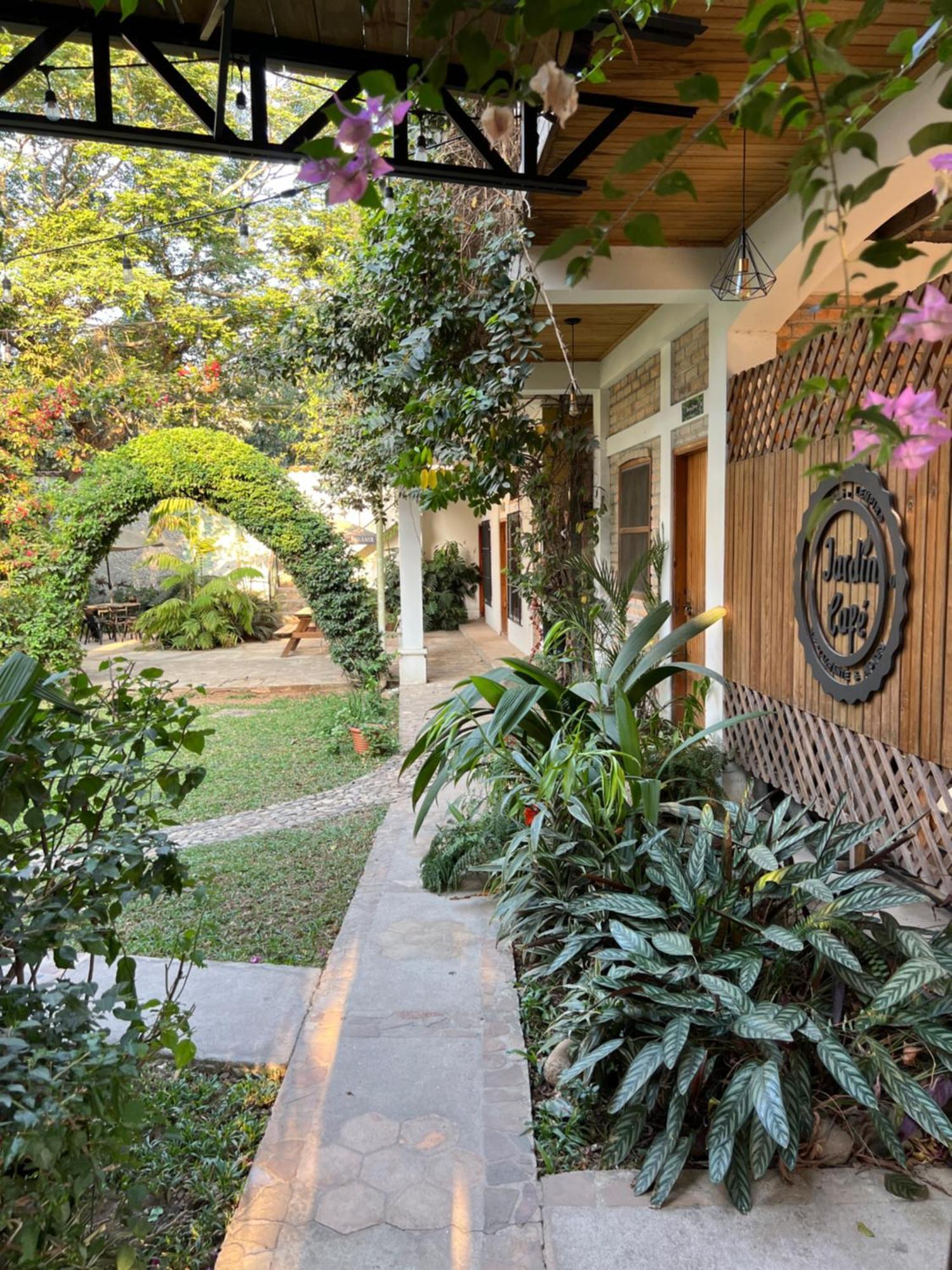 Jardin Cafe Hotel & Restaurant Грасіас Екстер'єр фото